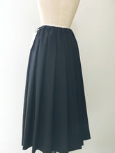 Load images into the gallery viewer,Anne number of OMEKASHI Wool Tropical Tuck Skirt SARAHWEAR C21558
