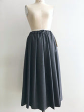 Load images into the gallery viewer,Anne number of OMEKASHI Wool Tropical Tuck Skirt SARAHWEAR C21558