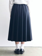 Load images into the gallery viewer,Anne number of OMEKASHI Wool Tropical Tuck Skirt SARAHWEAR C21558