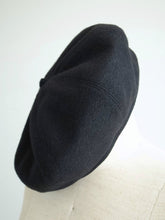 画像をギャラリービューアに読み込む, Anne number of 21「あの、ベレー帽」ブラック  by YARMO