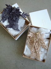 Load images into the gallery viewer,Anne number of OMEKASHI 22 Botanical Dyed Lace Hair Hook by Vlas Blomme/shfy