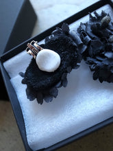 Load images into the gallery viewer,Anne number of OMEKASHI earrings tumugu TA18402