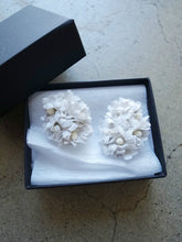 Load images into the gallery viewer,Anne number of OMEKASHI earrings tumugu TA18402