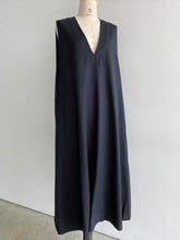 Load images into the gallery viewer,Anne number of OMEKASHI Sleeveless V-neck wide dress Honnete