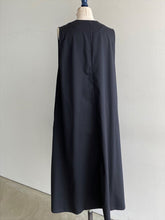 Load images into the gallery viewer,Anne number of OMEKASHI Sleeveless V-neck wide dress Honnete