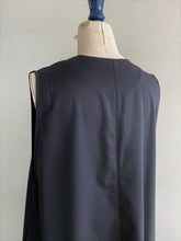 Load images into the gallery viewer,Anne number of OMEKASHI Sleeveless V-neck wide dress Honnete