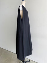 Load images into the gallery viewer,Anne number of OMEKASHI Sleeveless V-neck wide dress Honnete