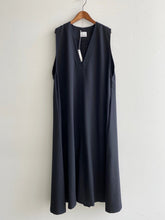 Load images into the gallery viewer,Anne number of OMEKASHI Sleeveless V-neck wide dress Honnete