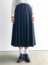 Load images into the gallery viewer,Anne number of OMEKASHI Wool Tropical Tuck Skirt SARAHWEAR C21558
