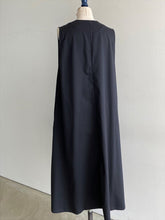 Load images into the gallery viewer,Anne number of OMEKASHI Sleeveless V-neck wide dress Honnete
